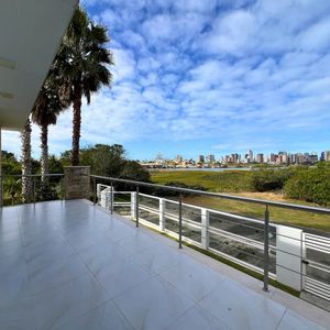 Casa com 600m², 4 dormitórios, 1 suíte, 4 vagas no bairro Igra Norte em Torres para Comprar