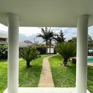 Casa com 180m², 4 dormitórios, 4 suítes, 2 vagas no bairro Praia da Cal em Torres para Comprar