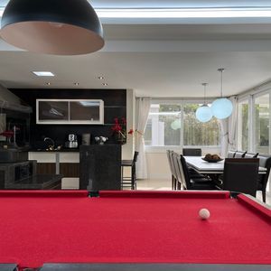 Casa com 600m², 4 dormitórios, 1 suíte, 4 vagas no bairro Igra Norte em Torres para Comprar