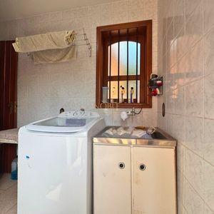 Casa com 220m², 4 dormitórios, 4 suítes, 2 vagas no bairro Igra Norte em Torres para Comprar