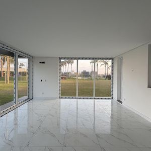 Casa com 474m², 4 dormitórios, 4 suítes, 2 vagas no Condomínio Ilhas Park em Torres para Comprar