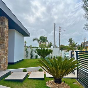 Casa com 288m², 4 dormitórios, 4 suítes, 4 vagas no bairro Bella Torres em Passo de Torres para Comprar