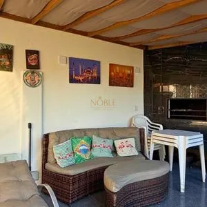 Casa com 243m², 4 dormitórios, 1 suíte, 2 vagas no bairro Stan em Torres para Comprar