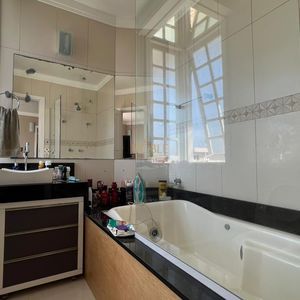 Sobrado com 290m², 4 dormitórios, 1 suíte, 2 vagas no bairro Igra Norte em Torres para Comprar