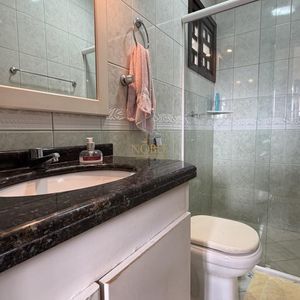 Casa com 252m², 5 dormitórios, 1 suíte, 2 vagas no bairro Centro em Torres para Comprar