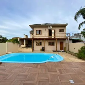 Casa com 272m², 4 dormitórios, 1 suíte, 3 vagas no bairro Igra Norte em Torres para Comprar