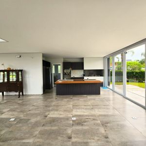 Casa de Condomínio com 357m², 5 dormitórios, 5 suítes, 2 vagas no Ocean Side em Torres para Comprar