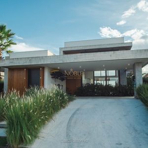 Casa de Condomínio com 200m², 4 dormitórios, 4 suítes, 2 vagas no Ocean Side em Torres para Comprar