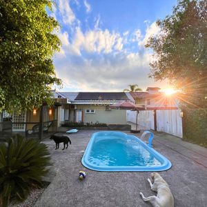 Casa com 184m², 3 dormitórios, 1 suíte, 2 vagas no bairro Igra Norte em Torres para Comprar