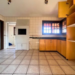 Casa, 6 dormitórios, 1 suíte, 4 vagas no bairro Stan em Torres para Comprar