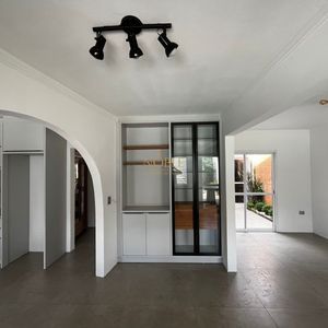 Sobrado com 350m², 5 dormitórios, 1 suíte, 4 vagas no bairro Centro em Torres para Comprar