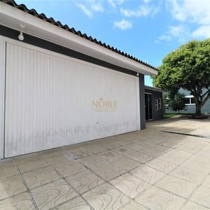 Sobrado com 220m², 5 dormitórios, 4 suítes, 3 vagas no bairro Stan em Torres para Comprar