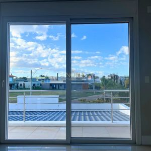 Casa de Condomínio com 320m², 4 dormitórios, 4 suítes, 4 vagas no Ocean Side em Torres para Comprar