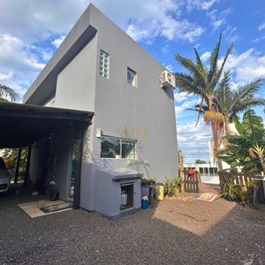 Casa com 170m², 2 dormitórios, 3 vagas no bairro Centenário em Torres para Comprar