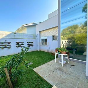 Sobrado com 350m², 4 dormitórios, 4 suítes, 2 vagas no bairro Centenário em Torres para Comprar