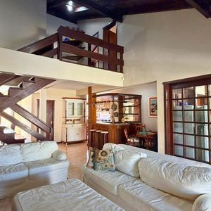 Casa com 193m², 3 dormitórios, 1 suíte, 3 vagas no bairro Praia Grande em Torres para Comprar