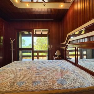 Casa com 220m², 4 dormitórios, 4 suítes, 2 vagas no bairro Igra Norte em Torres para Comprar