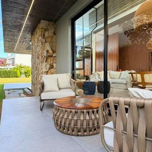 Casa, 3 dormitórios, 3 suítes, 2 vagas no Ocean Side em Torres para Comprar