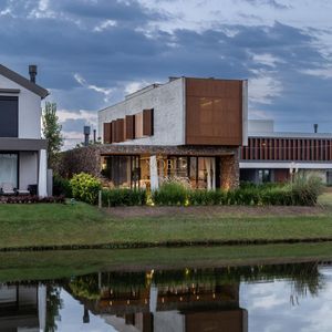 Casa de Condomínio com 244m², 4 dormitórios, 4 suítes, 2 vagas no Condomínio Ilhas Park em Torres para Comprar