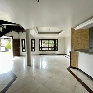 Casa com 180m², 4 dormitórios, 4 suítes, 2 vagas no bairro Praia da Cal em Torres para Comprar