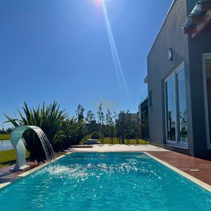 Casa de Condomínio com 220m², 3 dormitórios, 3 suítes, 2 vagas no Reserva das Águas em Torres para Comprar