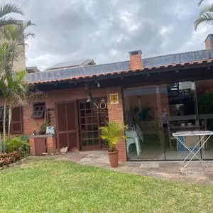 Casa com 247m², 5 dormitórios, 3 suítes, 3 vagas no bairro Praia Grande em Torres para Comprar