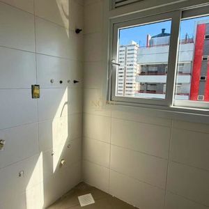 Apartamento com 121m², 3 dormitórios, 3 suítes, 1 vaga no Punta Del Sole em Torres para Comprar