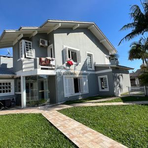 Sobrado com 290m², 4 dormitórios, 1 suíte, 2 vagas no bairro Igra Norte em Torres para Comprar