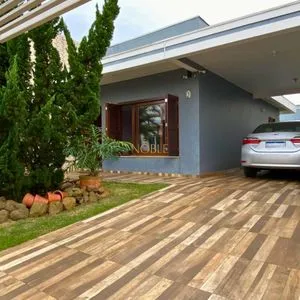Casa com 148m², 3 dormitórios, 1 suíte, 2 vagas no bairro Morada das Palmeiras em Torres para Comprar