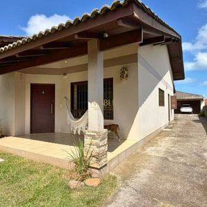 Casa com 145m², 3 dormitórios, 1 suíte, 2 vagas no bairro Igra Sul em Torres para Comprar