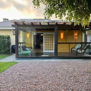 Casa com 184m², 3 dormitórios, 1 suíte, 2 vagas no bairro Igra Norte em Torres para Comprar