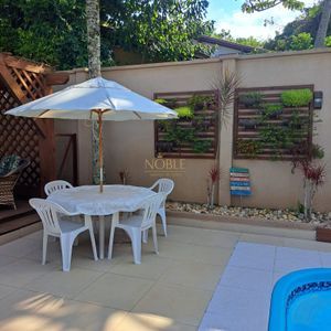 Sobrado com 330m², 3 dormitórios, 1 suíte, 5 vagas no bairro Centenário em Torres para Comprar