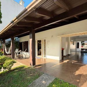Casa, 3 dormitórios, 1 suíte, 2 vagas no bairro Praia Grande em Torres para Comprar