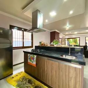 Casa com 148m², 3 dormitórios, 1 suíte, 2 vagas no bairro Morada das Palmeiras em Torres para Comprar