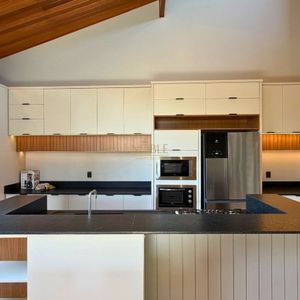 Casa com 180m², 3 dormitórios, 1 suíte, 2 vagas no bairro Praia da Cal em Torres para Comprar