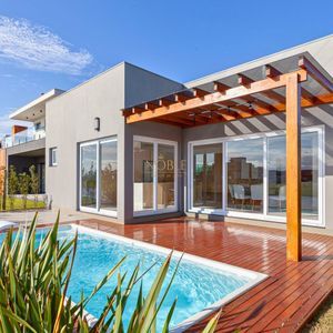 Casa com 263m², 3 dormitórios, 3 suítes, 2 vagas no Reserva das Águas em Torres para Comprar