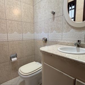 Casa com 252m², 5 dormitórios, 1 suíte, 2 vagas no bairro Centro em Torres para Comprar