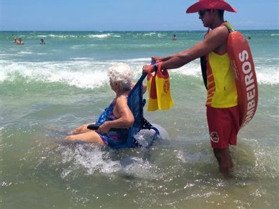 BOMBINHAS OFERECE CADEIRA ANFÍBIA DURANTE O VERÃO