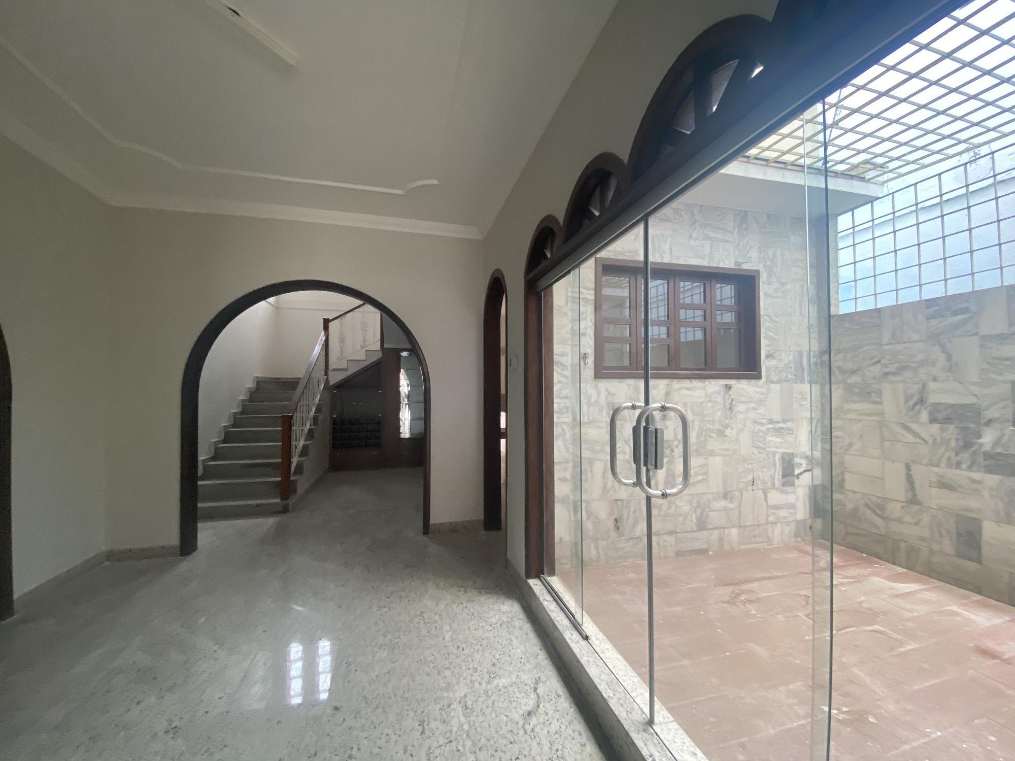 Casa para alugar com 7 quartos, 360m² - Foto 1