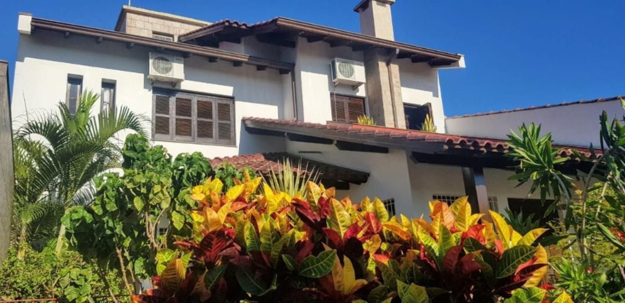 Casa à venda em Porto Alegre-RS: Casa com 4 quartos, 1 suíte e 335m² no Jardim Itu!