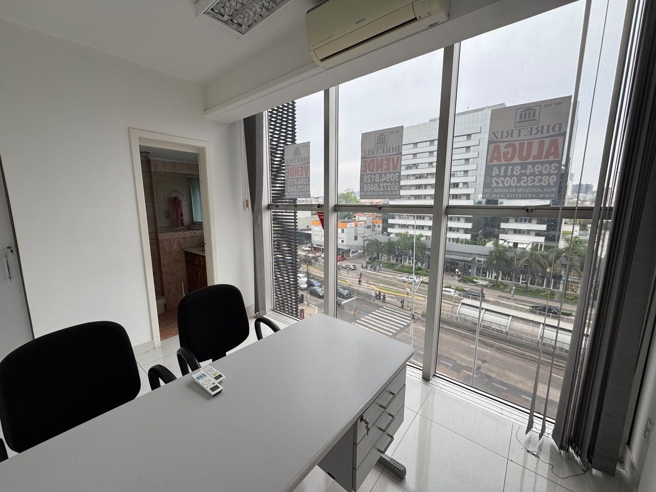 Ótima sala Comercial com 29 m2 e  vaga de garagem junto ao Shopping Lindóia em Porto Alegre.