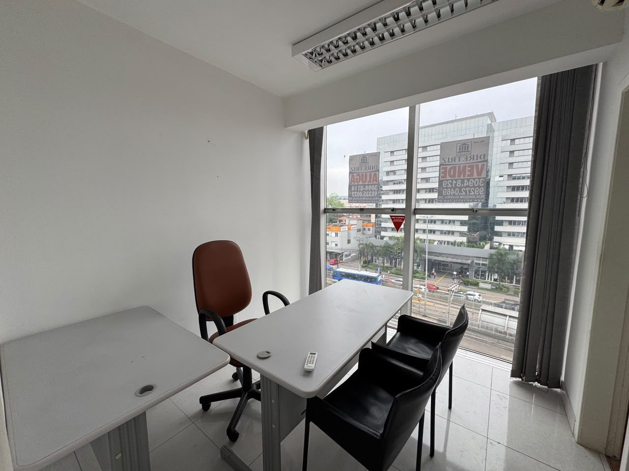 Ótima sala Comercial com 29 m2 e  vaga de garagem junto ao Shopping Lindóia em Porto Alegre.