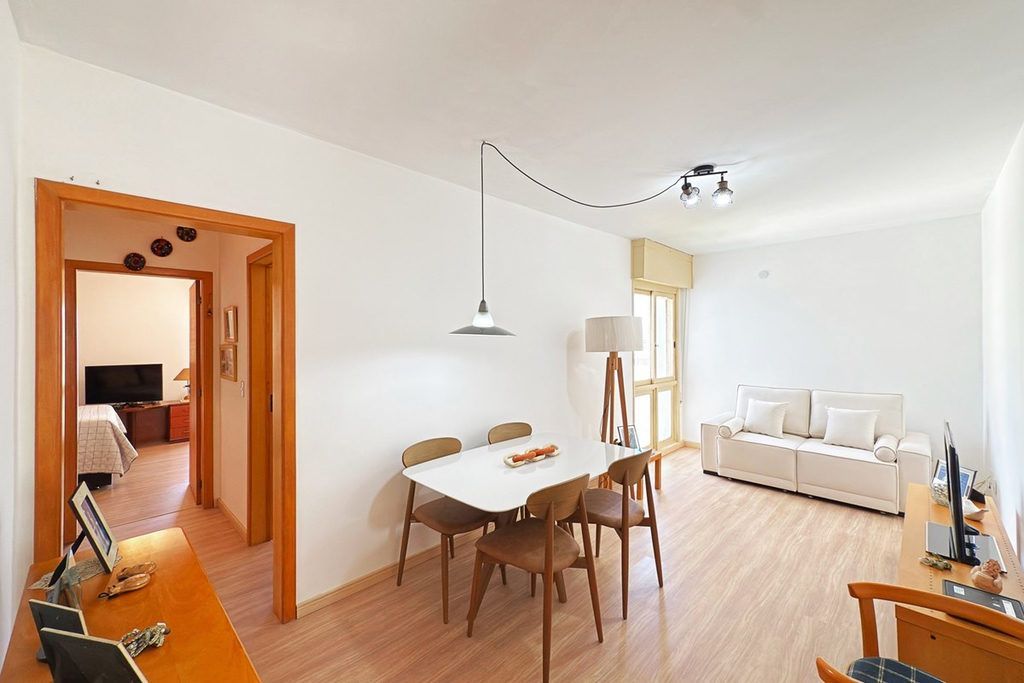 Apartamento com 74m², 2 dormitórios no bairro Menino Deus em Porto Alegre para Comprar