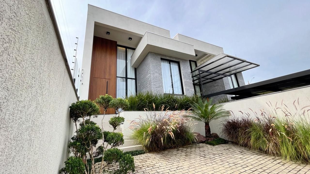 Casa Moderna com Suíte, Hidromassagem, Jardim e 2 Vagas