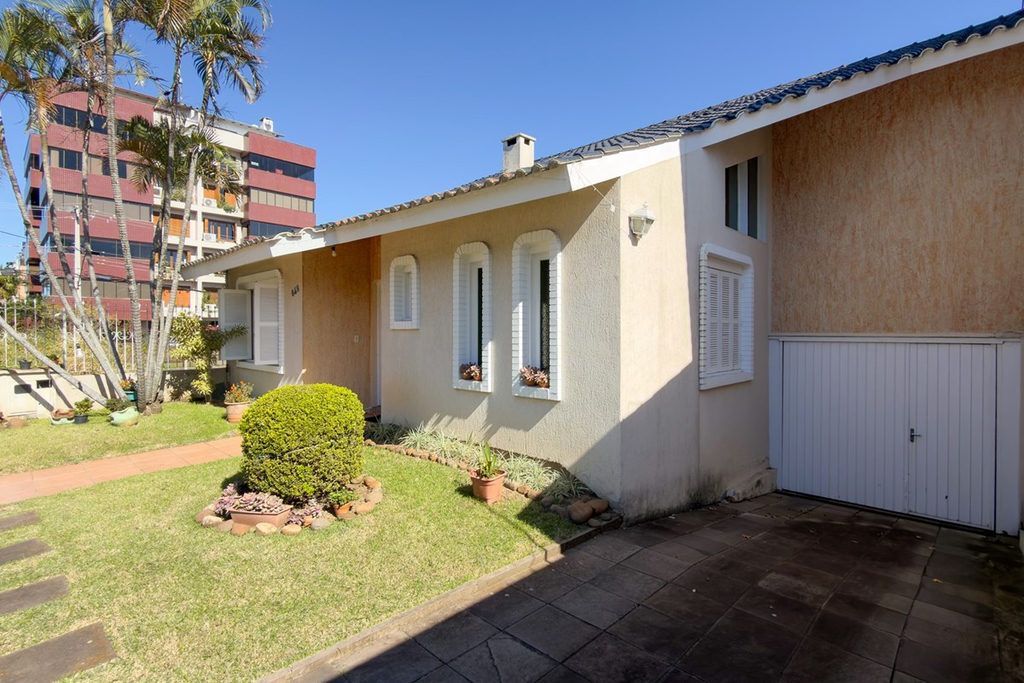 Casa com 181m², 3 dormitórios no bairro Jardim Planalto em Porto Alegre para Comprar