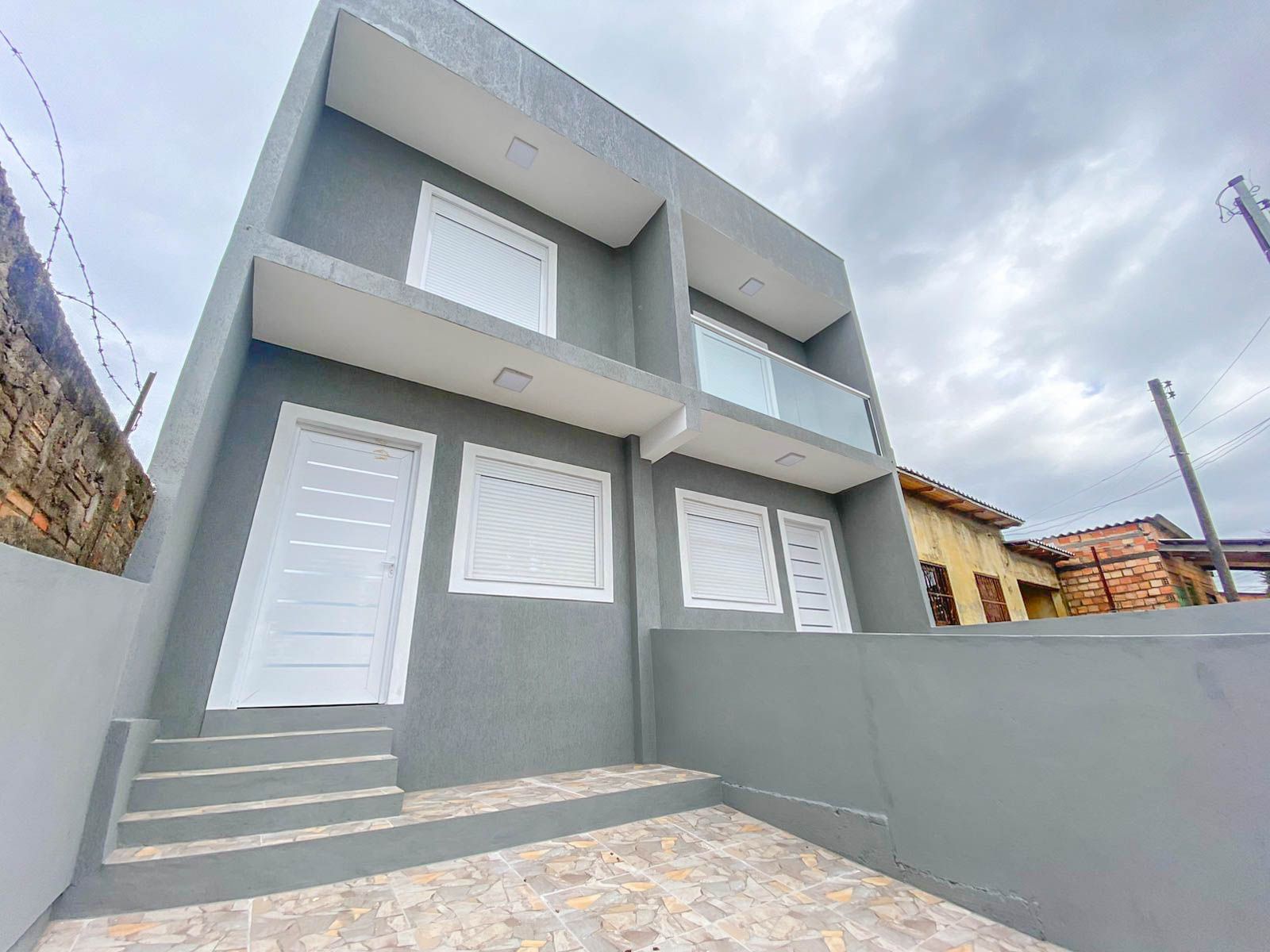 Sobrado, 2 dormitórios no bairro Maringá em Alvorada para Comprar