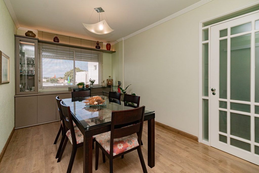 Apartamento com 58m², 2 dormitórios no bairro Vila Ipiranga em Porto Alegre para Comprar