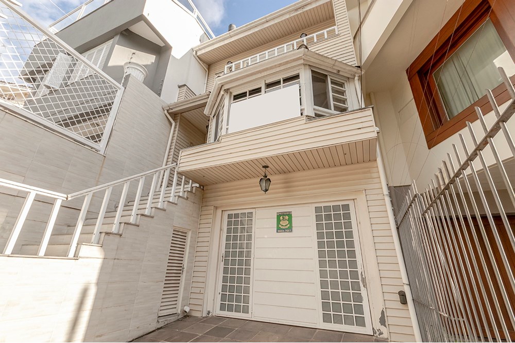 Casa com 349m², 3 dormitórios no bairro Chácara das Pedras em Porto Alegre para Comprar