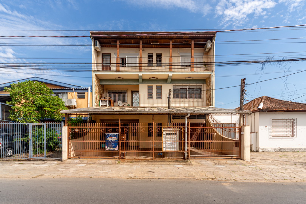 Casa com 290m², 4 dormitórios no bairro Sarandi em Porto Alegre para Comprar