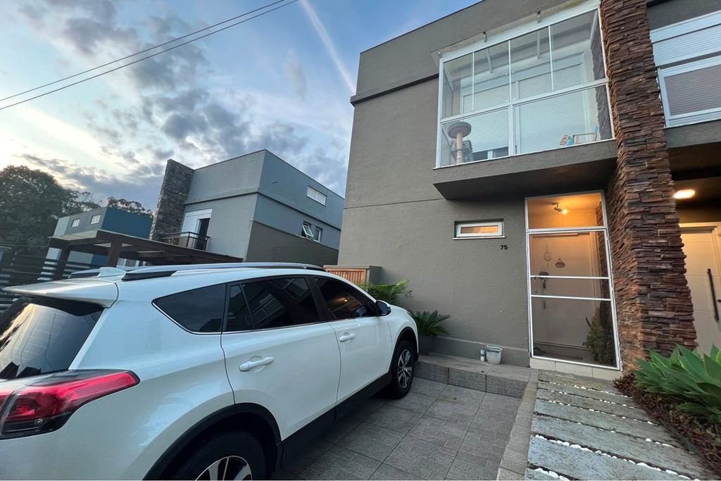Casa de Condomínio com 100m², 3 dormitórios no bairro Lomba do Pinheiro em Porto Alegre para Comprar